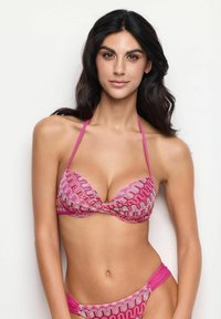 Bovenkant: roze bikini-top met een gemusterde textuur en gedraaide voorkant. Onderkant: bijpassende roze bikini-broekjes met gathered zijkanten en een gladde stof.
