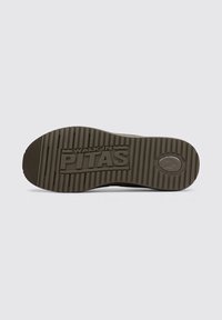Suola di scarpa in gomma marrone con righe orizzontali e verticali, caratterizzata dal testo "WALK IN PITAS" e un accento di logo rotondo.