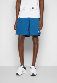 Nike Sportswear M NSW SPE WVN LND FLOW SHORT - Calças de fato de treino - marina blue/white
