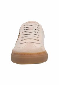 Lichtroze sneakers met een bovenwerk van suede en leer, rubberen zool, gestructureerde loopzool en een opvallend vetersysteem. Bevat een subtiele logoaccent.