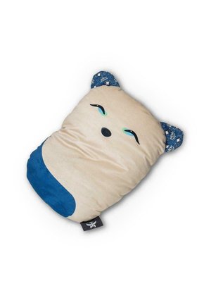 Pehme vaalea beige ja sininen pehmoeläimen muotoinen tyyny unisilla silmillä ja kuvioiduilla korvilla valkoisella taustalla.