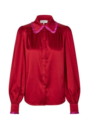 Blusa di raso rosso con colletto e polsini arricciati rosa, chiusura frontale con bottoni e maniche lunghe a sbuffo. Tessuto liscio con una finitura lucida.