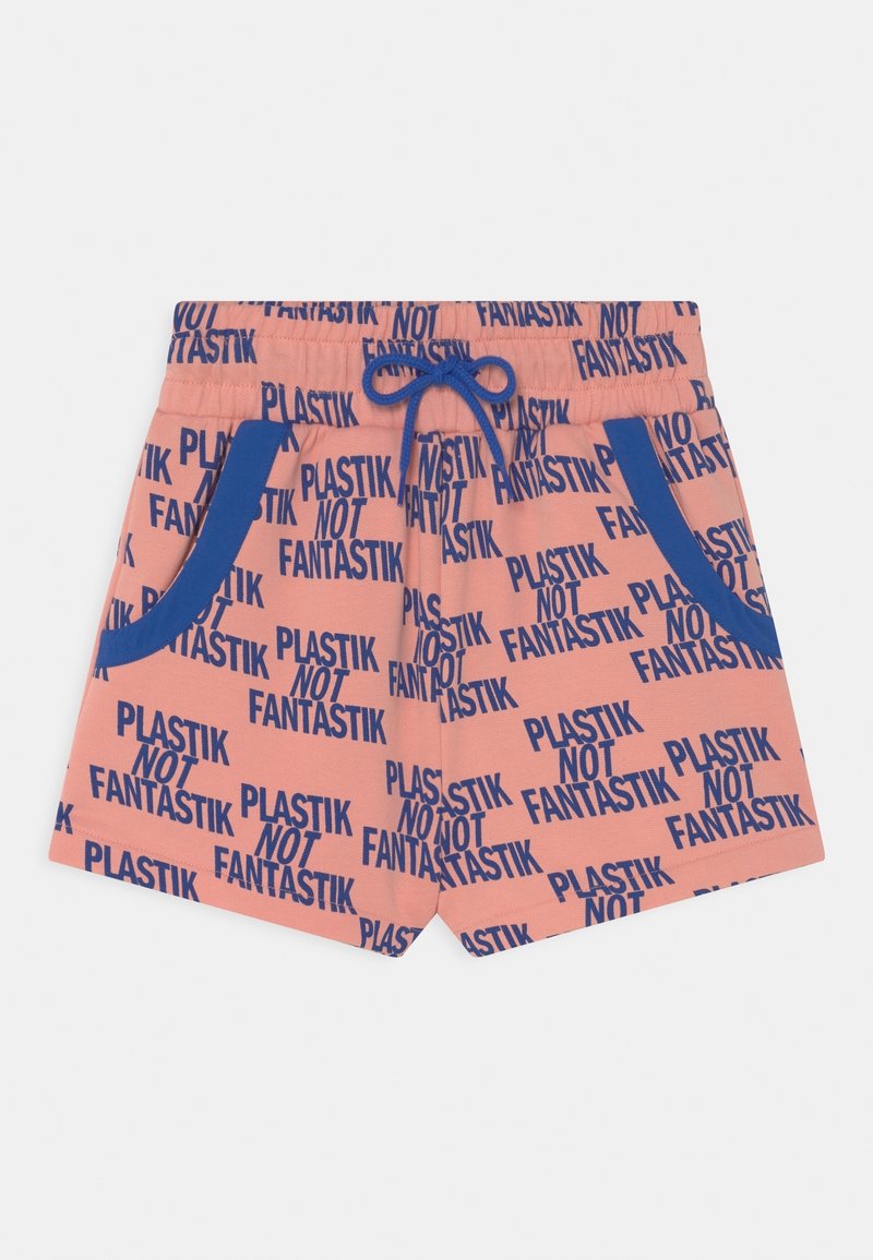 Short rose avec cordon bleu et poches, imprimé à plusieurs reprises avec le texte "PLASTIK NOT FANTASTIK" en bleu.