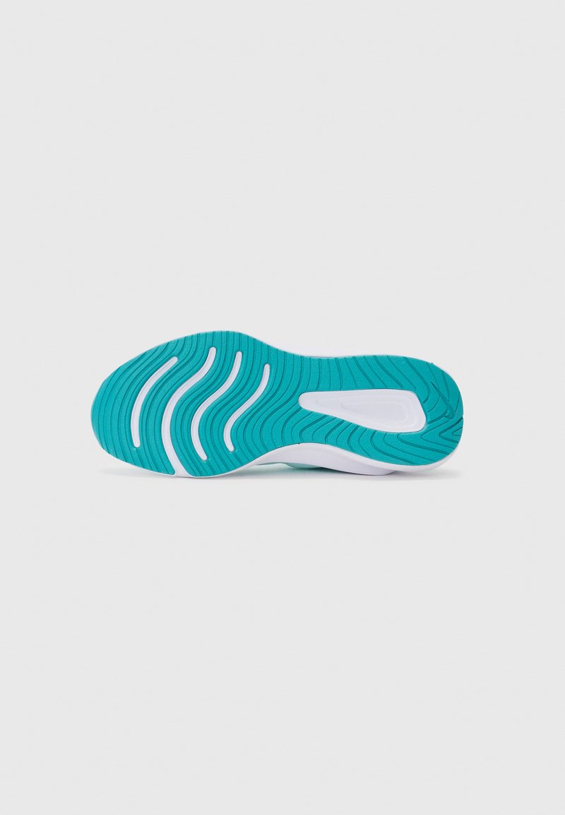 Suela de zapato de goma turquesa con acentos blancos, que presenta patrones de tracción ondulados y un diseño de borde liso y redondeado.