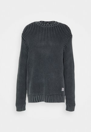 Dunkelgrauer grob gestrickter Langarmpullover mit geripptem Rundhalsausschnitt, Bündchen und Saum, dargestellt vor einem einfarbigen hellen Hintergrund.
