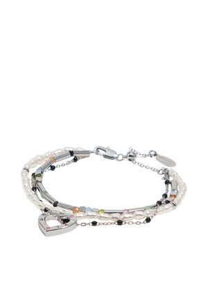 Pulsera con capas de perlas blancas, pequeñas cuentas multicolores, tubos plateados, cuentas negras y un charm en forma de corazón de plata con letras grabadas.