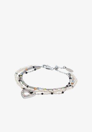 Pulsera con capas de perlas blancas, pequeñas cuentas multicolores, tubos plateados, cuentas negras y un charm en forma de corazón de plata con letras grabadas.