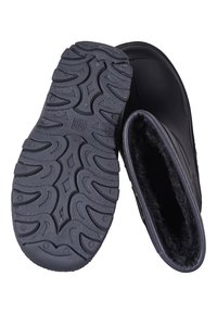 Botas negras sin cordones con una gruesa suela de goma que presenta profundas bandas de rodadura, y un suave y esponjoso forro interior para mayor calidez y comodidad.