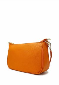Pomarańczowa skórzana torba na ramię o fakturowanym wykończeniu, zaokrąglonym kształcie i regulowanym pasku. Posiada złote akcesoria i zamek błyskawiczny.