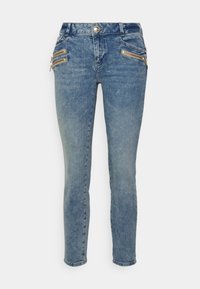Vaqueros skinny fit en denim azul claro, con dos bolsillos con cremallera en la parte delantera con herrajes dorados y un cierre clásico de botón.