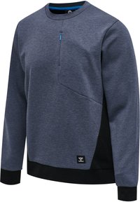 Langærmet mørkeblå og sort crewneck-sweatshirt med en lille blå lynlåsdetaile på brystet og en sort logopatch nær kanten.