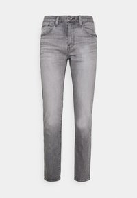 Pantalones vaqueros de mezclilla gris con un diseño de pierna recta, con un sutil desvanecimiento, cinco bolsillos y cierre de botones. Textura suave.