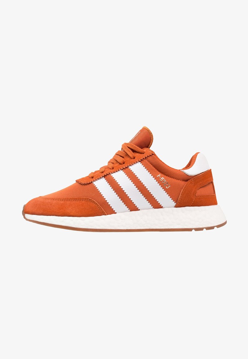 Oranges Wildleder- und Stoff-Sneaker mit weißen Streifen, einer strukturierten Sohle und kontrastierenden Akzenten. Abgerundete Zehenform und gepolstertes Halsdesign.