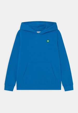 Sweat à capuche bleu avec poche avant et petit écusson rond vert avec initiales blanches sur la poitrine, présenté sur fond blanc.