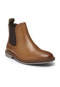 Bota Chelsea de cuero marrón con paneles laterales elásticos, punta redondeada y tacón bajo. Presenta una textura sutil y detalles de costura.