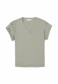 Camiseta gris claro de cuello en V con mangas cortas, que presenta detalles de botones en los hombros. Fabricada con una tela suave y ligera.