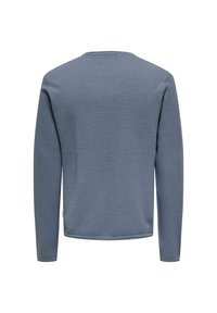 Koszula z długim rękawem w miękkim niebieskim kolorze z teksturowanym wzorem, okrągłym dekoltem i prostym dołem. Minimalistyczny design bez widocznych znaków towarowych.