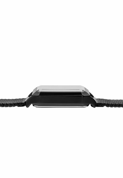Zijaanzicht van een zwarte rechthoekige smartwatch met een helder scherm en een metalen mesh-band op een witte achtergrond.