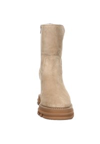 Botte mi-mollet en suède beige avec une semelle en gomme épaisse tan et une fermeture éclair sur le côté, vue de face.