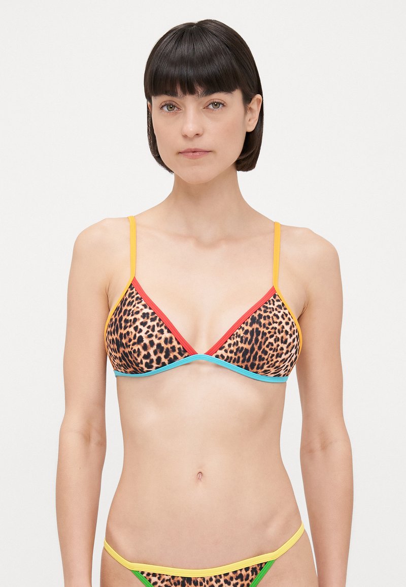 Driekhoekbikini in luipaardprint, met een veelkleurige rand (rood, blauw, geel) en dunne bandjes. Gemaakt van zachte, elastische stof.