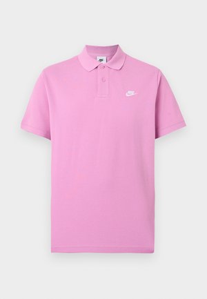 Roze korte mouwen Nike polo met twee knopen en wit Nike-logo op de linkerborst, weergegeven op een effen achtergrond.