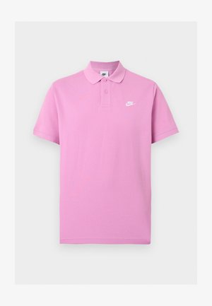 Roze korte mouwen Nike polo met twee knopen en wit Nike-logo op de linkerborst, weergegeven op een effen achtergrond.