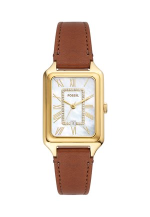 Guld rektangulært Fossil armbåndsur med hvid urskive, romertal, krystal accenter, brun læderrem og lille datovindue klokken seks.