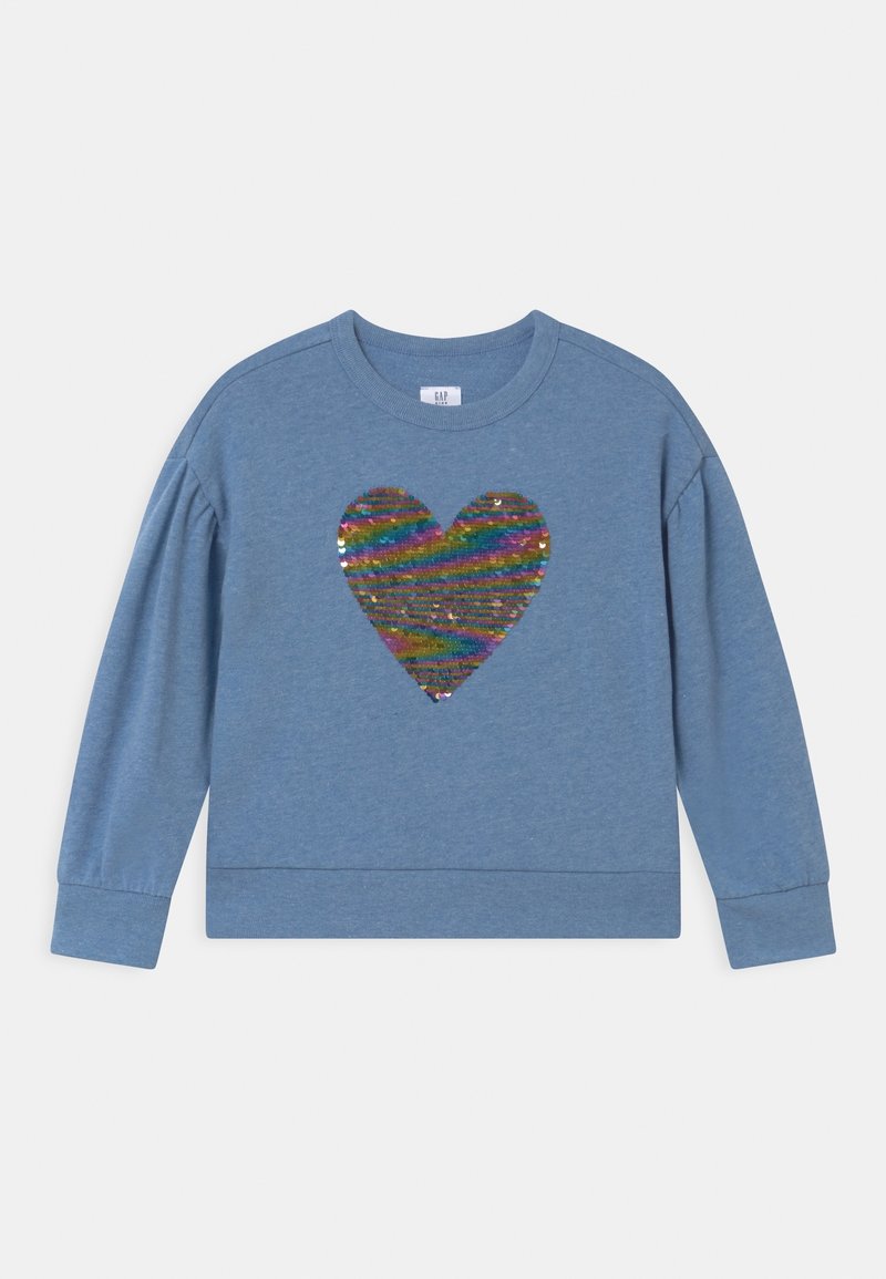 Sweat-shirt bleu à manches longues avec un grand cœur en sequins arc-en-ciel centré sur le devant.