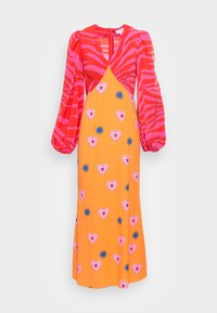 Robe colorée avec une jupe orange vif et des motifs en forme de cœur roses, présentant un haut rayé rose et rouge avec des manches bouffantes.