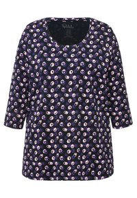 Schwarzes Shirt mit 3/4-Ärmeln, das ein florales Muster in Pink und Lila aufweist, mit einem runden Ausschnitt und weicher, glatter Textur.