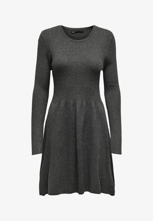 Czarna sukienka z prążkowanej tkaniny, z długimi rękawami, dopasowaną górą i rozkloszowanym dołem. Miękka tekstura i okrągły dekolt, z delikatnym marszczeniem w talii.