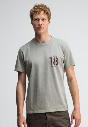 Lichtgrijs katoenen T-shirt met een ronde halslijn, korte mouwen en een donkere print met de cijfers "18" en het woord "BUTCHER" op de voorkant.