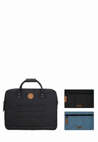 Schwarze Laptop-Tasche aus Stoff mit zwei Griffen, Lederlogo und mehreren Vordertaschen; enthält zwei Reißverschlusstaschen, eine schwarze und eine blaue mit einem Muster.