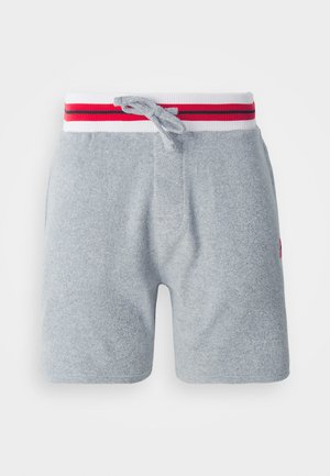Grijze shorts van een gestructureerde stof, met een witte tailleband met rode en roze strepen, en een trekkoord voor aanpassing.