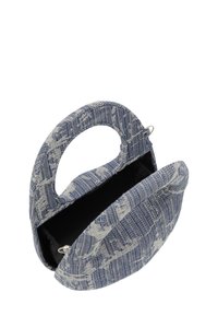 Blå mønstret håndtaske med et rundet håndtag, stofydelse og en åben top, der afslører et sort interiør. Letvægts og kompakt design.