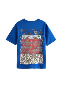 Zila kokvilnas T-krekls, uz kura attēlota krāsaina ziemas ainava ar sarkaniem mājām, sniegu un dažādiem varoņiem, izgatavots ar detalizētu grafisko dizainu.