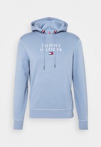 Sudadera de color azul claro hecha de mezcla de algodón. Cuenta con un bolsillo canguro frontal, capucha con cordón y logo bordado de "TOMMY HILFIGER".