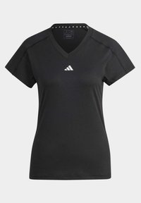 Camiseta deportiva negra de manga corta y cuello en V, hecha de un tejido suave, con un logo blanco de Adidas en el pecho y un sutil patrón triangular en el interior del cuello.
