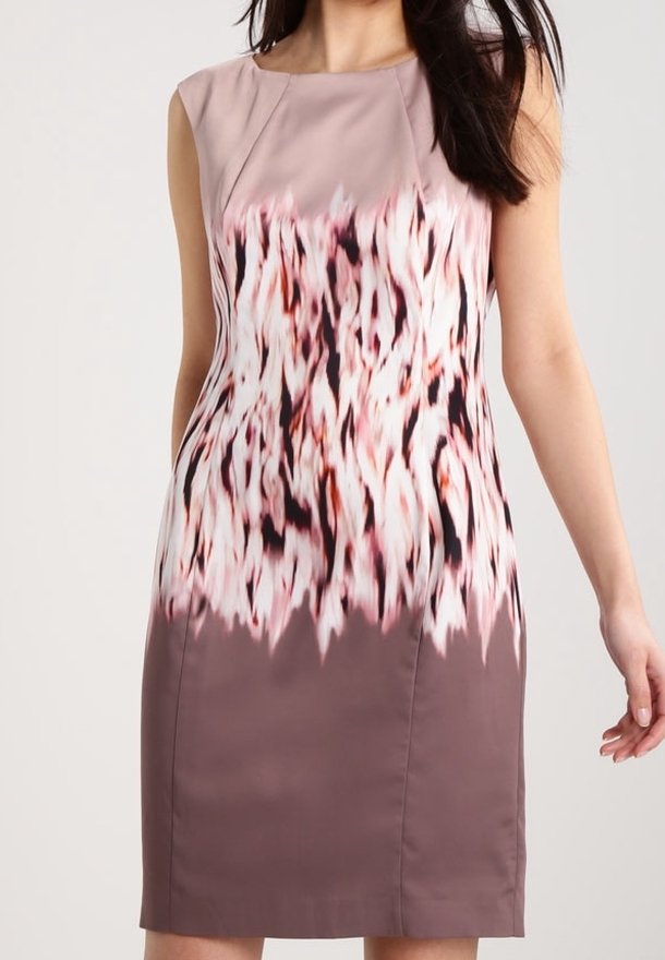Robe sans manches longueur genou avec motif abstrait rose, blanc et noir se fondant en mauve uni en haut et en bas.