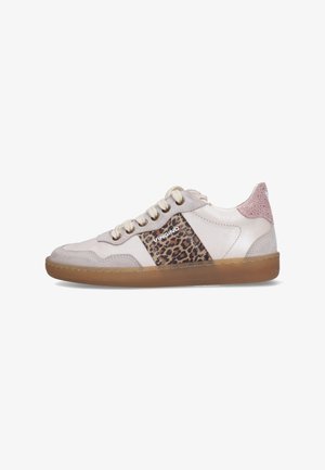 Sneakers met een licht beige leren bovenzijde, luipaardprintdetail, suède accenten en een tankleurige rubberen zool. Voorzien van beige veters en vetergaatjes.