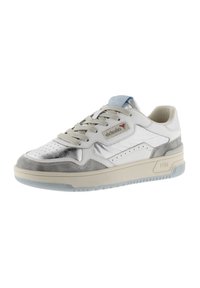 Sneaker bianco e argento con punta perforata, accenti grigi, suola beige e etichetta blu. Presenta lacci piatti e pannelli metallici.