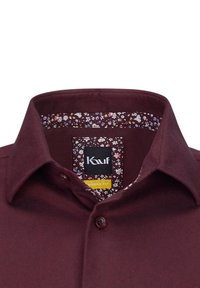 Camicia button-up bordeaux con colletto a vestibilità moderna, dotata di una fodera interna a fantasie floreali e un'etichetta nera. Tessuto dalla superficie liscia.