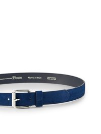 Cintura in suede blu navy, lunghezza 90 cm, con fibbia in metallo argentato e retro in pelle. Include dettagli del marchio in rilievo sul lato interno.