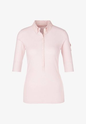 Jasnoróżowa polo z krótkim rękawem, kołnierzykiem zapinanym na guziki i plisą, o dopasowanym kroju i małą kieszonką na lewym rękawie.