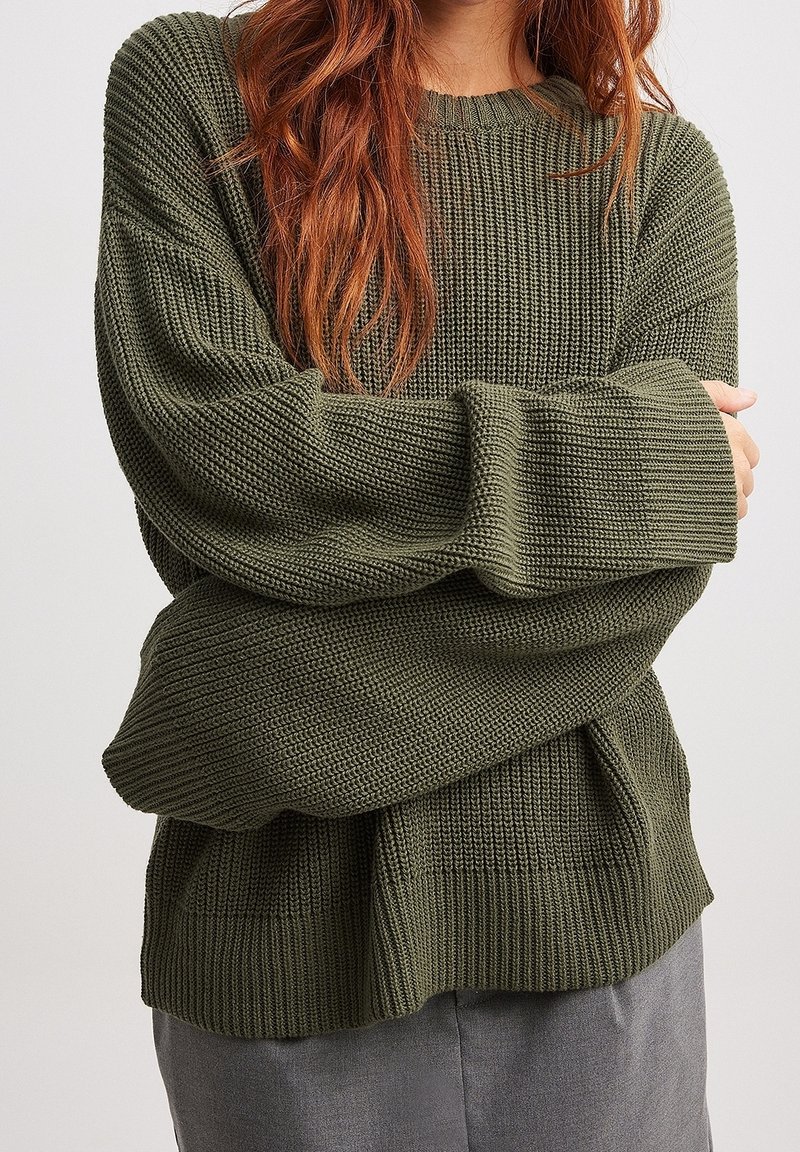 NA-KD Strickpullover - khaki