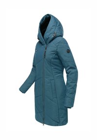 Teal puffet jakke med hette, diagonal quiltet mønster, to sidelommer, frontglidelås og trykknapper på kragen og lommene.