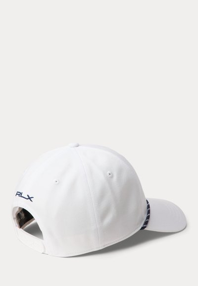 Λευκό καπέλο μπέιζμπολ με ρυθμιζόμενο λουράκι και κεντημένο μπλε σκούρο λογότυπο "RLX" κοντά στο πίσω μέρος.