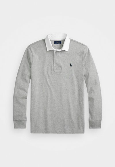 Camisa polo cinza de mangas longas com colarinho branco, apresentando um pequeno logotipo azul-marinho no lado esquerdo do peito e uma pala com três botões.