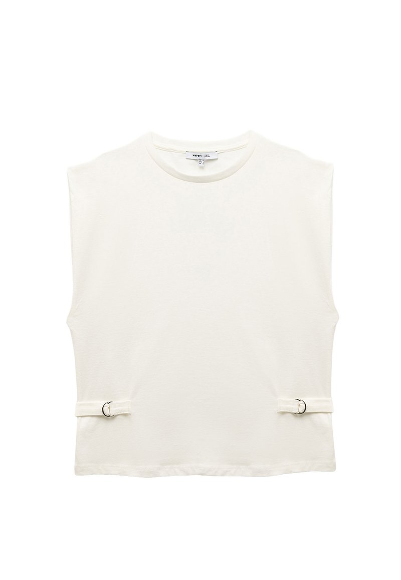 Top blanco sin mangas hecho de una tela suave con cuello redondo. Presenta dos tirantes de tela con anillos de metal en los laterales para ajuste.