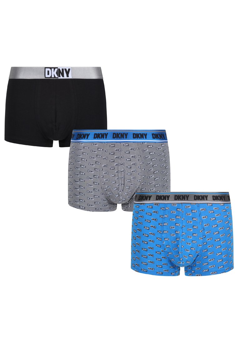 Tre paia di boxer DKNY: uno nero con una fascia argentata, uno grigio con un motivo a logo e uno blu con un design simile a logo.